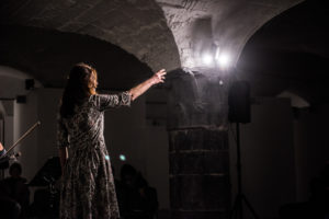 Elisabetta Salvatori a Segrete con  il suo monologo Scalpiccii sotto i platani
